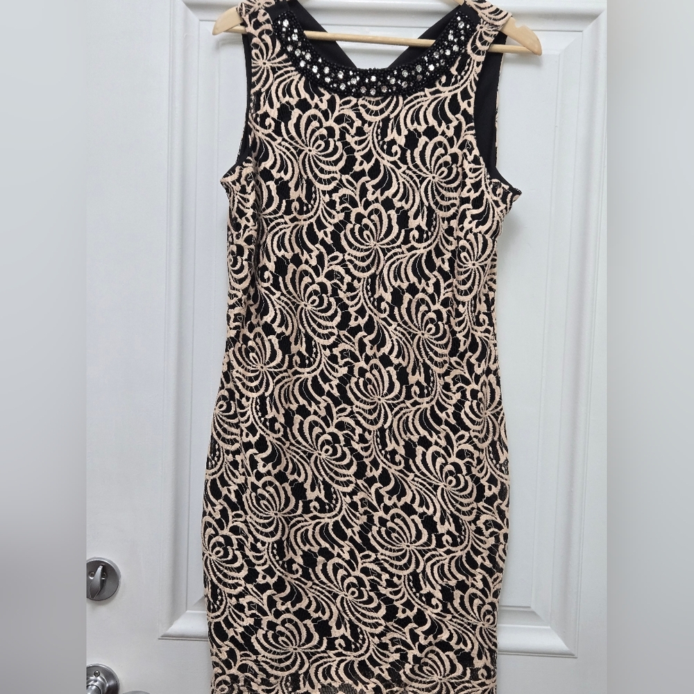 Black and Cream Figured Dress . Collar Detailing Adds To Its Elegance